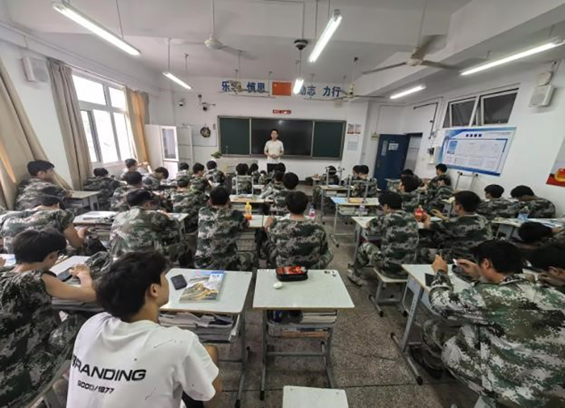 军训落幕启新章 双节将至护平安